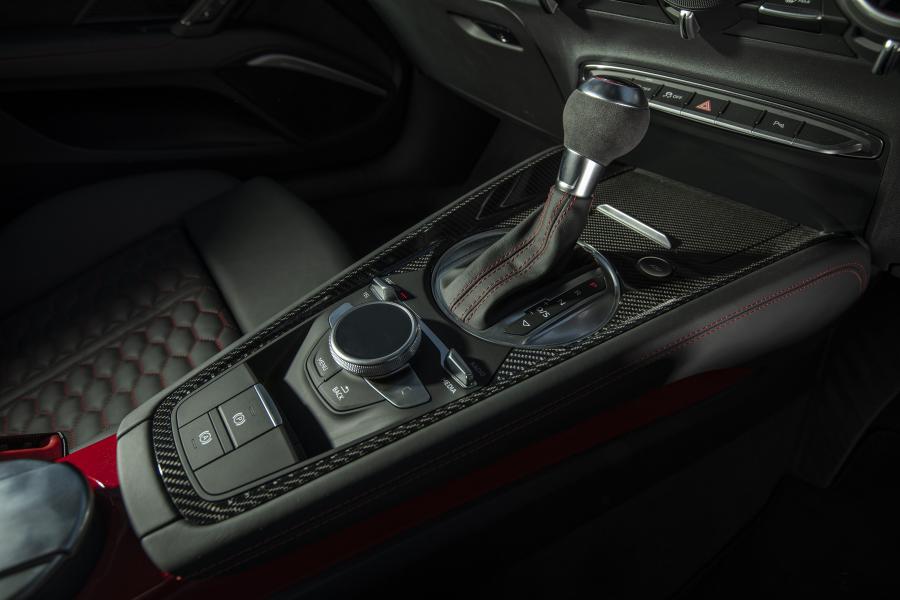 Детали интерьера Audi TT RS Coupe (8S) 2019 года  (UK) (фото 3 из 36)